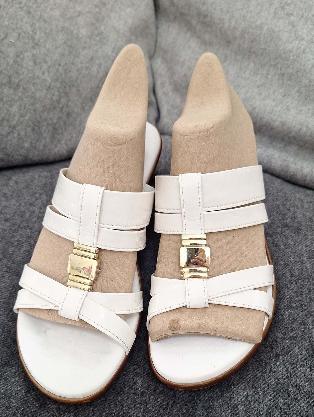 Italian Shoemakers White Slidǰe Mules with Gold Hardware Size 7.5